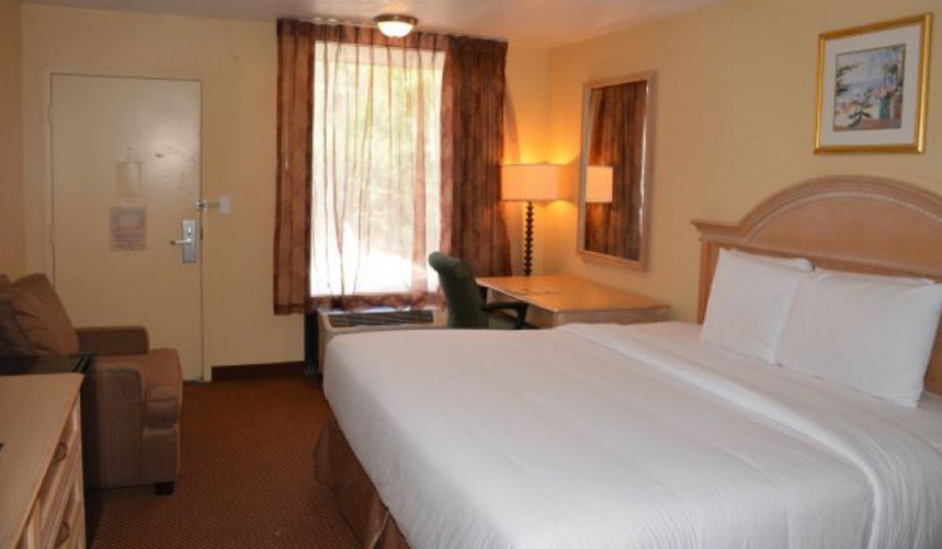 /hotelphotos/thumb-860x501-113410-Baymont Inn Unvrsl DB Room 3.jpg